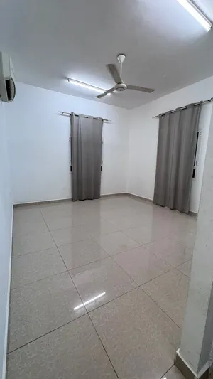 شقه كبيره مع حوش خارجي