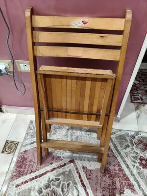 كرسى خشب زان قابل للطى بحالة ممتازة للبيع