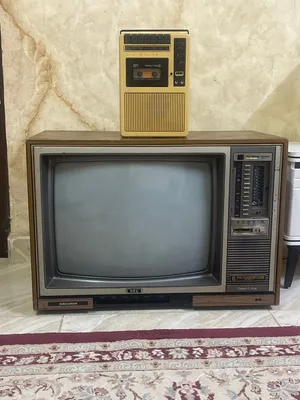 تلفزيون ومسجل قديم كلاسيكي