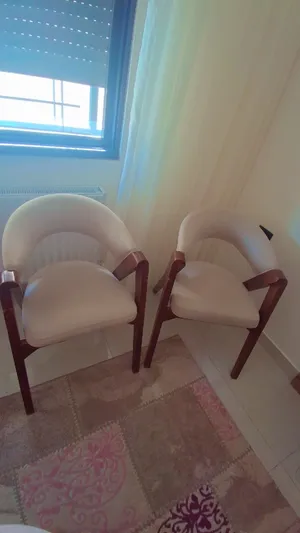 طقم كرسين خشب زان تفصيل  مودرن بحالة الزيرو (تصنيع خاص - استعمال أقل من سنة)