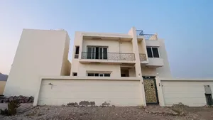فيلا ممتازة مكونة من 6 غرف نوم في العامرات وشقة مكونة من غرفتي نوم للبيع.