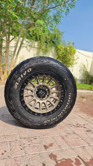 طقم جنوط بلاك راينو (Black Rhino) مقاس 17 مع إطارات لسيارات GMC وشيفروليه