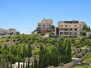 ارض في حوض الحويطي مميزة على منسوب مطلة على غابة متنزه عمان.