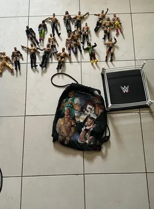 مجموعة مصارعين WWE أصلية مع حلبة المصارعة وشنطة جون سينا