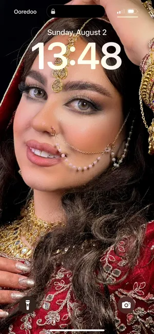 ميكاب آرتست محترفة في مسقط بخبرة 10 سنوات  إطلالة عروس مميزة