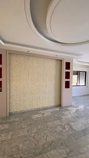 شقة للايجار بحي الرونق خلف النادي الاهلي 3 غرف نوم غير مفروشه مساحتها 160 متر
