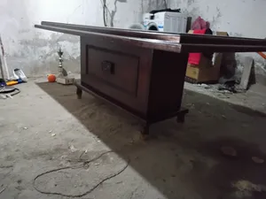 مكتب خشب زان مع لوح قزاز بحاله جيده جدا