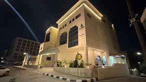 مبنى تجاري/مجمع عيادات طبية للإيجار *شهرين مجانا* جبل عمان 6طوابق 1800م2 مطل على مستشفى عمان الجراحي
