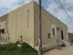 منزل قديم ف ولايه طاقه موقع البيت ع البحر وامام البيت يقع فندق جديد يعني البيت يصلح يكون شقاق او فند