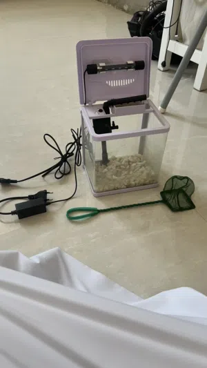 للبيع حوض سمك ما في اي خراب و في إضاءه و نضيف