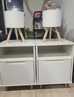 2 nightstands with 2 lamps