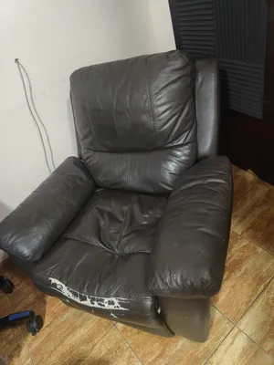 للببع كنب بثلاث مستويات منايب للالعاب او المشاهدة مريح جدا جلد /For sale: A very comfortable, three-