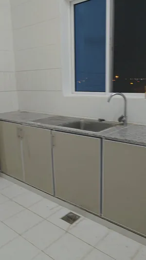 الايجار شقة فالمعبيلة الجنوبية قريب من الشارع السلطان قابوس