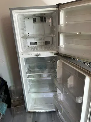 ثلاجة نوع شارب10قدم يعني طولها متر ونص تبريد على الهوى مابتعمل ثلج نهائي غاز وماتوى جديد مكفولة نخب