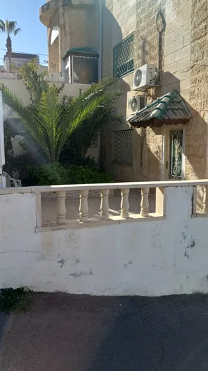 شقة ارضي مقابل الجامعة الأردنية مدخل مستقل مع ترس و حديقة