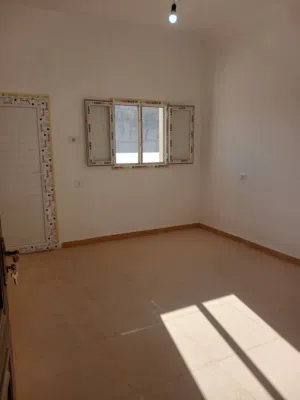 ( مطلوب عائلة أجنبية ) شقة للايجار في السلماني الغربي بالقرب من السوق العام في الدور الأول