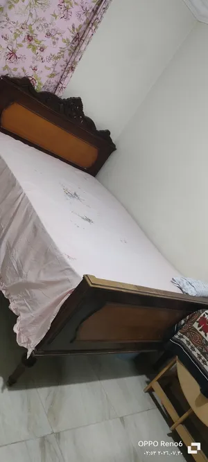 غرفه نوم سرير زان 140 سم ودولاب بلاكار خشب زان لحد السقف 2متر ونص
