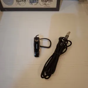 سماعة بلوتوث للمكالمات (Earhook) بحالة ممتازة مع سلك شحن