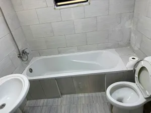 شقه ثلاث غرف وجلوس وحمامين