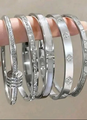 5-Piece Luxury Silver Women's Bracelet Set  مجموعة من 5 أساور نسائية فاخرة باللون الفضي الساحر