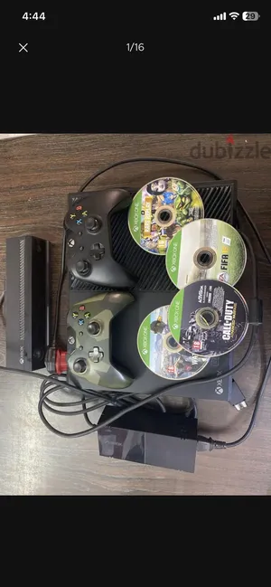 Xbox one 1TB 2 controllers and Keinect + 4 CDs