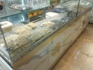 ريون حلويات للبيع واجهة سيكوريت وخشب ارفف حديد لتخزين البضاعة ديكور ذهبي سعر الريون 10000 جنيه  طول