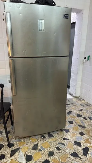 ثلاجه للبيع الثلاجه حلوه وشغاله بس بروده ما بيها ما اعرفدشني السبب غاز او غير شي نظيفه كما موضح