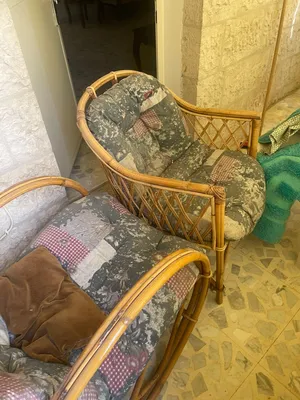 كراسي قش بحالة جيدة  +كنب عدد 2 بحالة ممتازة من حيث الخشب