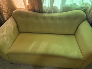كرسي مقعدين وطاولة لون اصفر