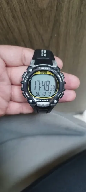 هذه الساعة هي Timex Ironman Classic 100 (رمود الطراز: T5E231).