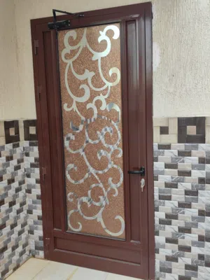 بابين ألمنيوم خارجي (زجاج مزخرف) + طاولة 3 سحّابات سدد – بحالة جيدة جداً - البيع معاً