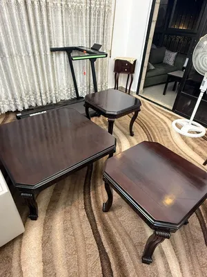 طاولات بحالة ممتازة جدا