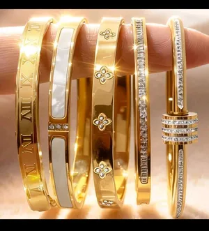 Luxury 5-Piece Gold Stainless Steel Bracelet Set  مجموعة من 5 أساور نسائية فاخرة بتصميم ذهبي أنيق