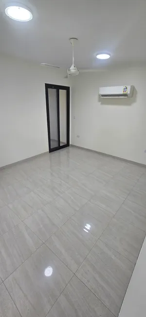 شقه للايجار بأفضل الشوارع التجاريه وبوسط جميع الخدمات والمراكز التجاريه مباشره على الشارع
