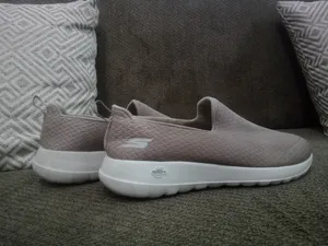 العنوان: حذاء Skechers GO WALK أصلي 100% بحالة الوكالة (مقاس 41)