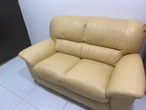 Elegant Beige Leather 2-Seater Sofa – Negotiable, Immediate Sale كنبة جلدية بيج لشخصين – السعر قابل