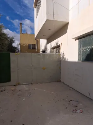شقة أرضية مدخل مستقل وسط مادبا قريبة من كل الخدمات