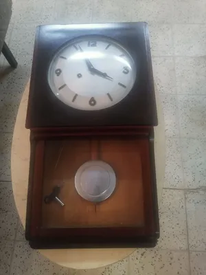 ساعة جدارية قديمة