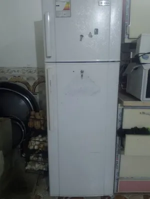 ثلاجه للبيع تلاحضون الحجم مال عائله ثلاجه نضيفه جيبه مناه خلي مسواكك مناه سعره 200 الف وهذا مو سعره