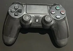 للبيع: جهاز PlayStation 4 Pro بحالة ممتازة مع 3 يدات تحكم