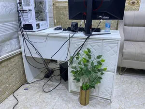 ميز دراسي او حاسبة مع كرسي
