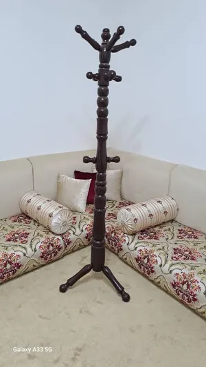علاق ملابس خشبي مستعمل شبه جديد
