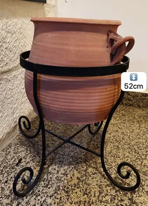 جرة فخار مع ستاند حديد