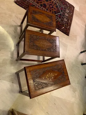 طقم 3 طاولات خدمة متداخلة – خشب منحوت يدويًا مع تطعيم