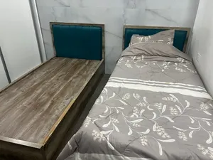 سريرين خشب وكومادين
