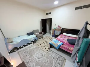 بدون عمولة شقه مفروشه غرفه وصاله بعجمان علي شارع عمار مباشره انا صاحب الشقه