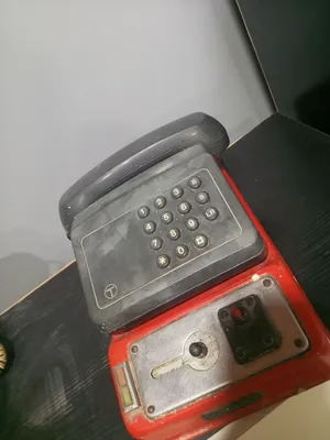 هاتف ارضي احمر اللون