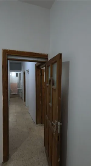 شقة ثلاث غرف قريبة على جامعة وخلف مجمع الامل في اعزاز