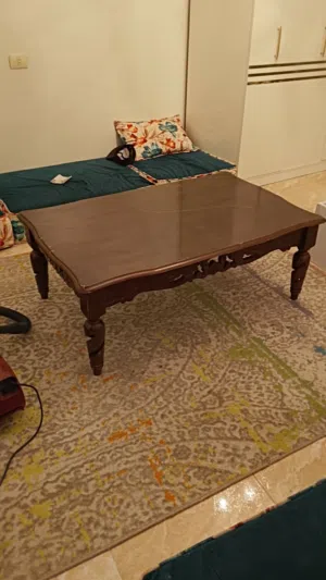 طاولة خشبية مثينة