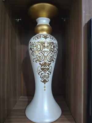 Urgent Moving Sale: Luxury White & Gold Decorative Vase (Like New)العنوان: للبيع مستعجل بداعي السفر: